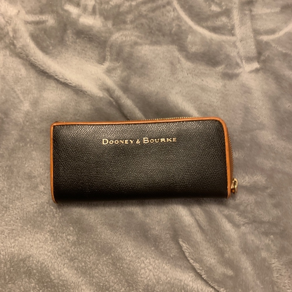Dooney & bourke city zip wallet